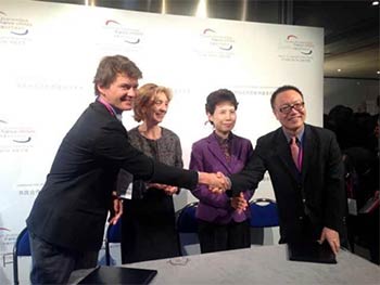  Signature de l'accord entre Cyril Zimmermann (CEO d'HiMedia Group) et Xiao Wang (CEO de Perfect World)