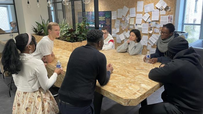Six étudiant-es de la Bourse JV en discussion avec Idrissa Diagne chez Dontnod Paris (décembre 2022)