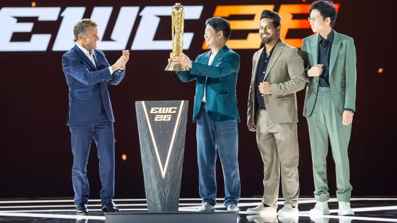 Le président de la république, Emmanuel Macron, remet le trophée aux vainqueurs de l'EWC Paris 2026